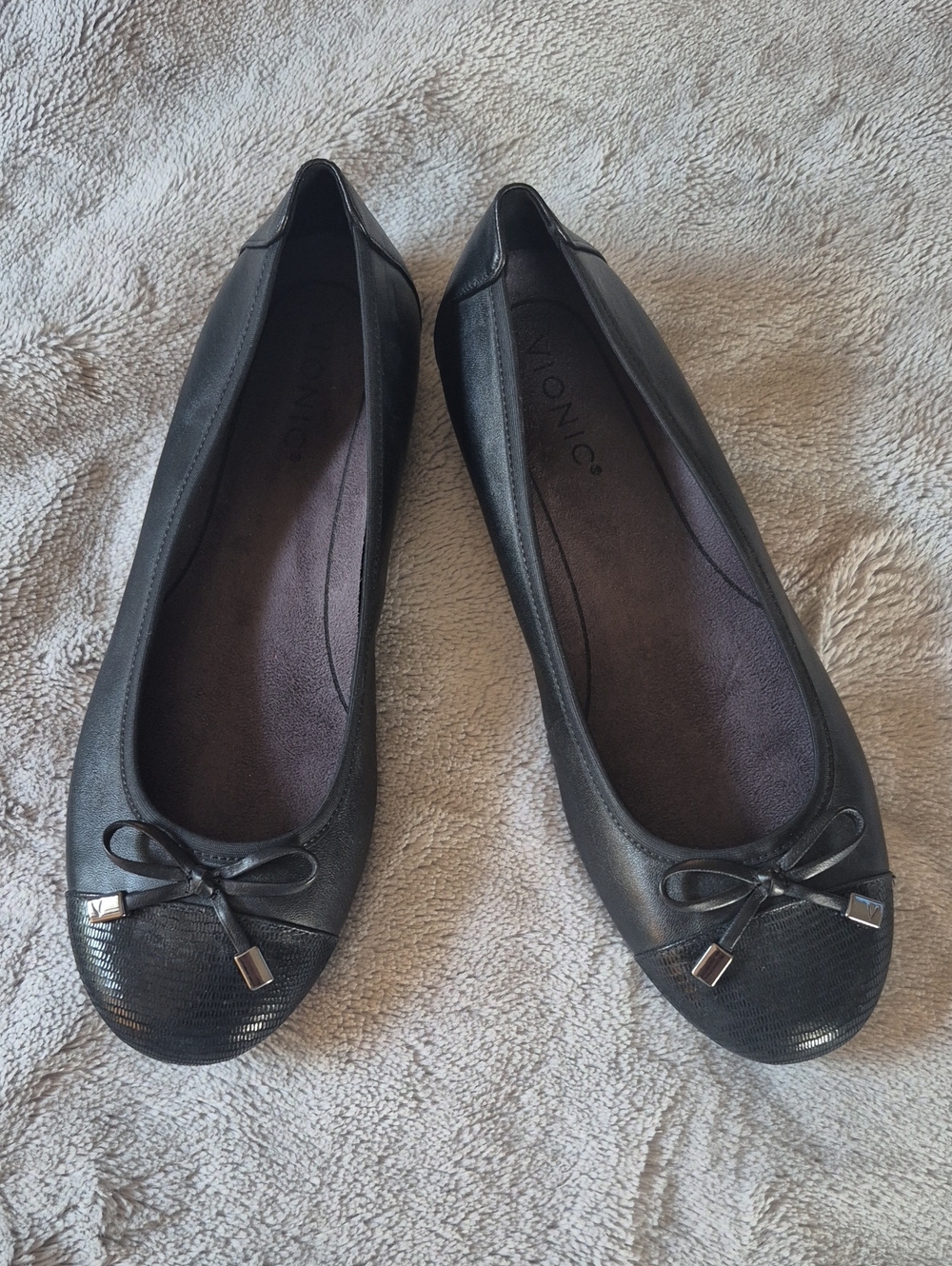 Vionic Minna Leather Ballet Flats in Black Size 8